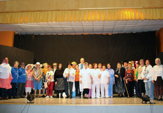 Máis de 200 persoas acudiron á estrea de teatro da obra ‘Urxencias’ representada polo Club de Maiores de Boqueixón
